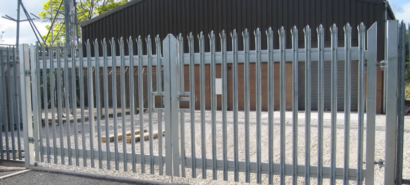 Galvanised palisade double-gate for a factory